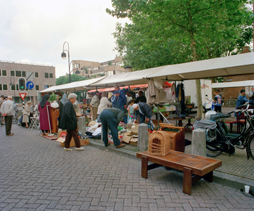 838720 Afbeelding van de rommelmarkt op het Jacobskerkhof, met links de St.-Jacobsstraat.